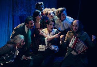 Cabaret Total still 4